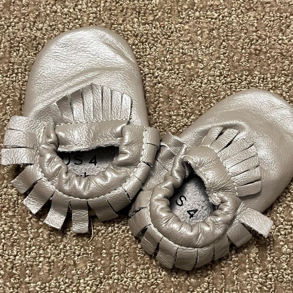 BirdRock Baby Moccasins Metallic Silver for Baby Girl Size 4